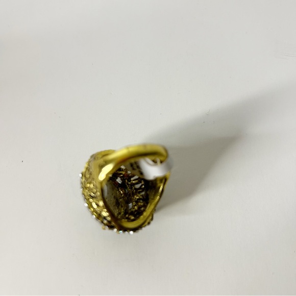 Elegant Green and Gold Statement Ring - Picture 4 of 6